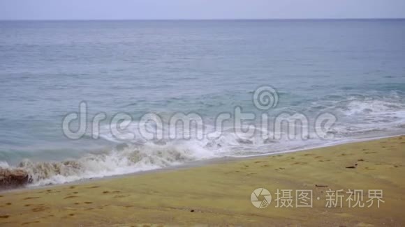 强大的波浪沿着海岸断裂视频