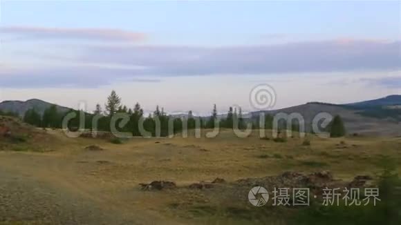 黎明时分库雷山脉全景