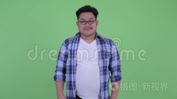 快乐的年轻超重的亚洲潮男微笑