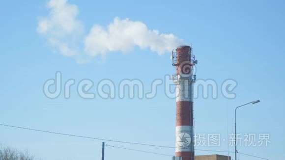 蓝天背景下工厂烟囱冒出的烟视频