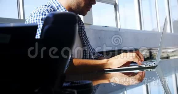 敏锐的执行人员使用笔记本电脑视频
