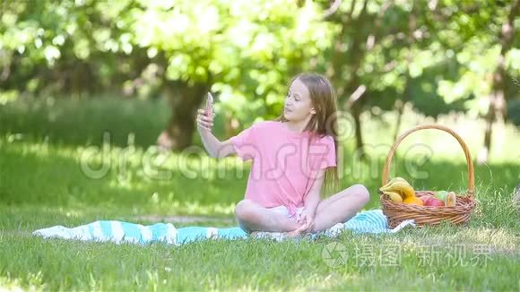 公园里瑜伽位置的小女孩。