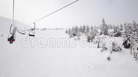 在雾蒙蒙的山上滑雪缆车上视频