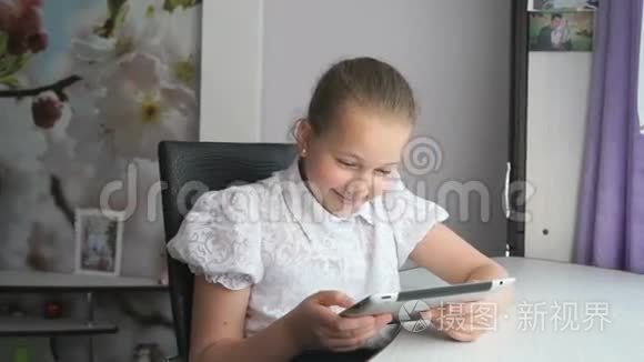可爱的小女孩用数码平板电脑