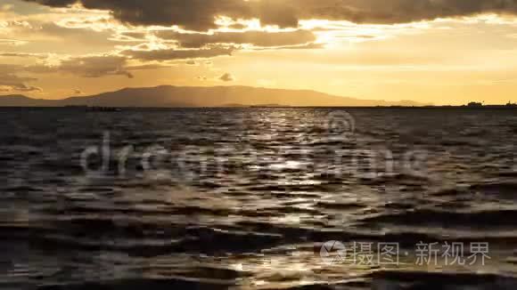 夕阳下的大海和橙色的云彩视频
