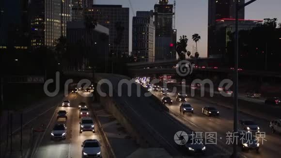 晚上洛杉矶市中心的高速公路交通。 晚上尖峰时段交通。 4K