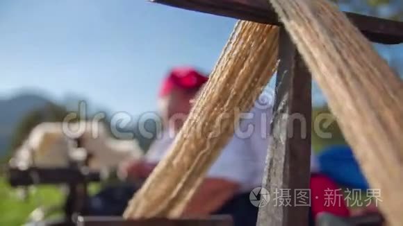 棉绳在木制工具上旋转视频