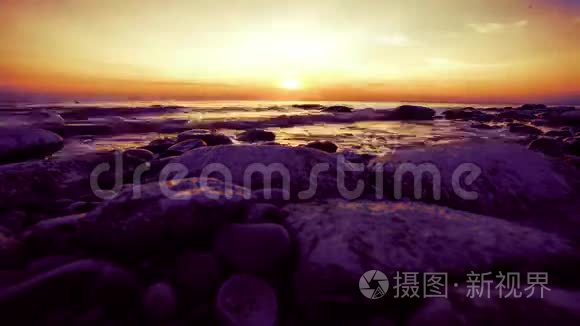 鹅卵石海滩上令人惊叹的日落时光