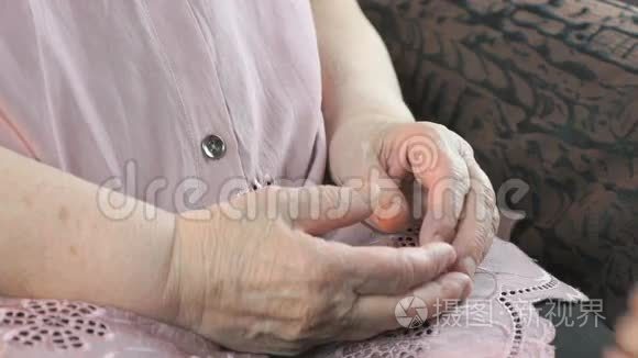 妇女在压力下舒缓老年妇女视频