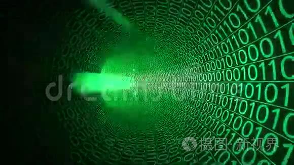 粒子通过抽象的绿色隧道飞行，由零和一组成。 计算机、数据传输、数字技术
