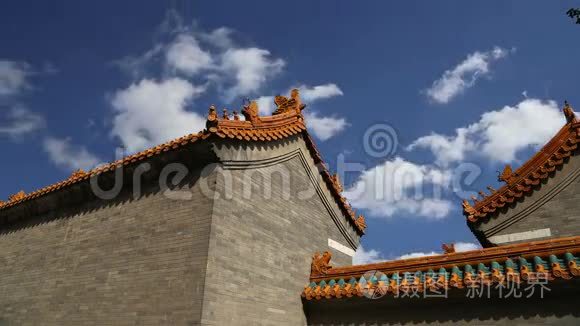 中国北京一座佛教寺庙屋顶的传统装饰