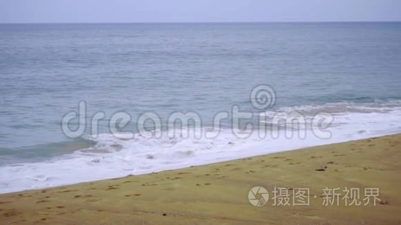 强大的波浪沿着海岸断裂视频