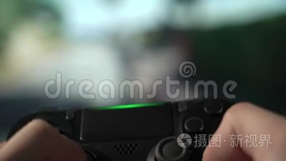 在游戏机上玩操纵杆的人视频