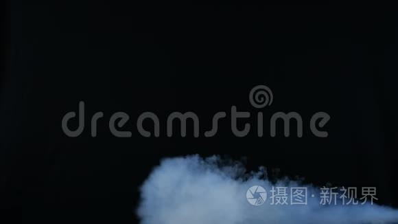 现实的烟云雾。 烟雾云在黑色隔离背景上缓慢运动。