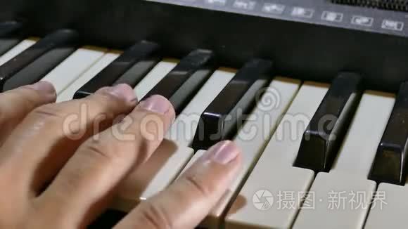 演奏钢琴合成器的人手忙脚乱视频