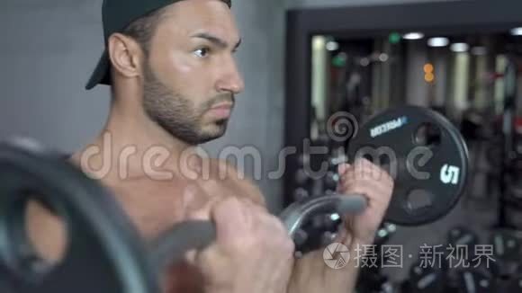 肌肉男在健身房用杠铃锻炼视频