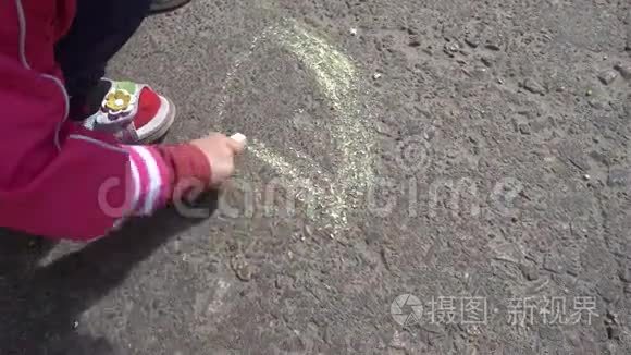婴儿用彩色粉笔画在人行道上视频