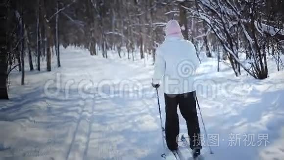 女人在大自然中独自越野滑雪视频