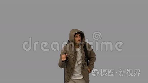 穿着外套在灰色屏幕上跋涉的人视频