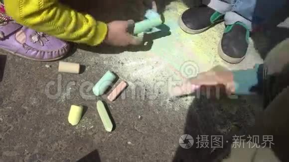 婴儿用彩色粉笔画在人行道上视频