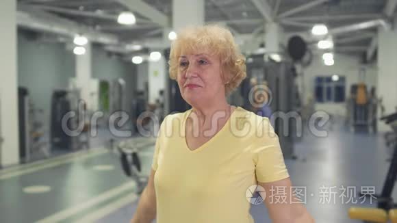 老年妇女在健身房锻炼身体视频