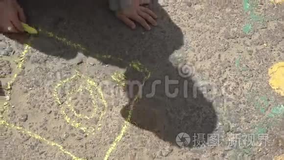 婴儿用彩色粉笔画在人行道上视频