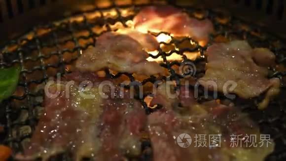 在瓦格玉烤架上烤生肉视频