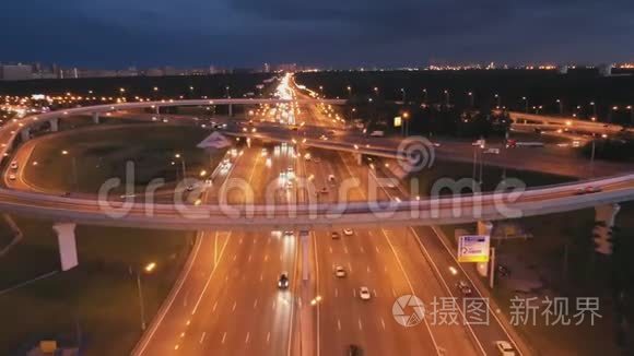 从空中观看与环路和城市出口交叉口立交桥上的汽车运动