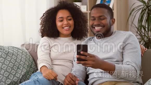 带智能手机的非裔美国人夫妇视频
