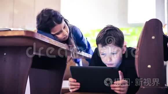 少年儿童在平板电脑中玩耍视频
