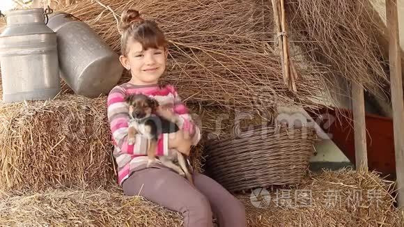 快乐的小女孩和小狗视频