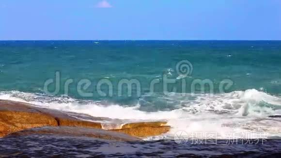 海浪拍打在岩石海岸的浪花中视频