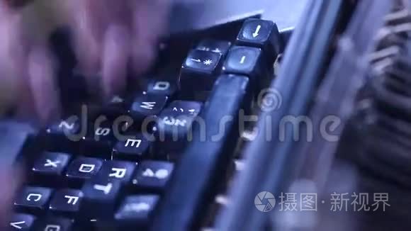 男子手工作的老式手动打字机视频