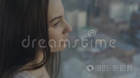 女孩在透过窗户看