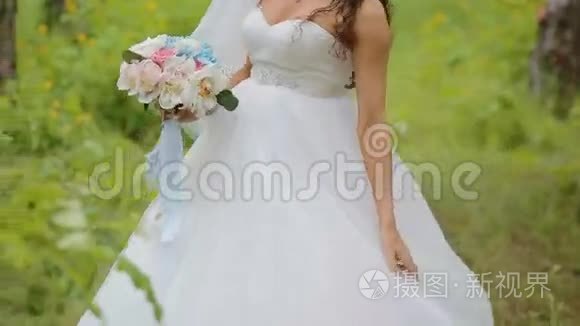 美丽的新娘摆着结婚花束视频