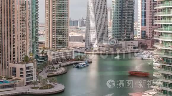 迪拜海滨住宅和办公室摩天大楼的空中景观，带海滨时代
