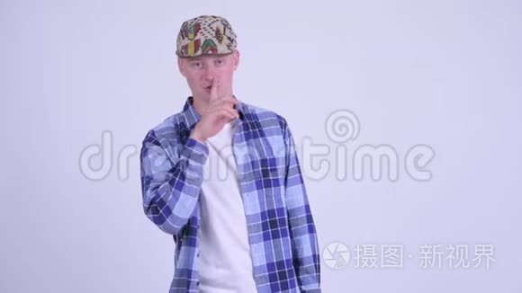 年轻英俊的臀部男人，手指