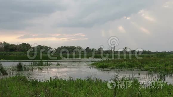 清澈的河流上的傍晚景观视频