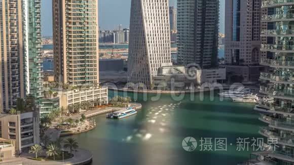 迪拜海滨住宅和办公室摩天大楼的空中景观，带海滨时代