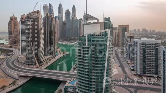 迪拜海滨住宅和办公室摩天大楼的空中景观，带海滨时代