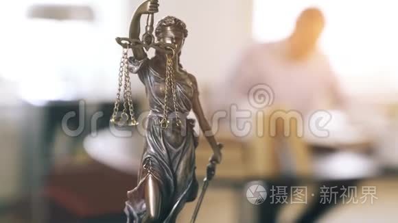 女法官雕像视频