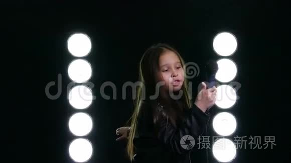 小女孩在舞台灯光前唱歌视频