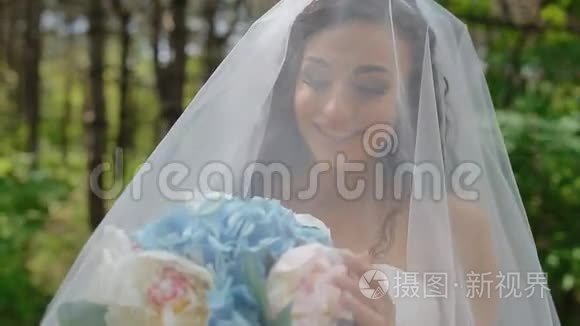 美丽的新娘摆着结婚花束