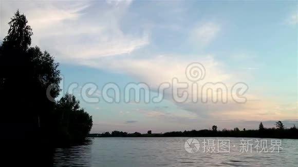 清澈的河流上的傍晚景观视频