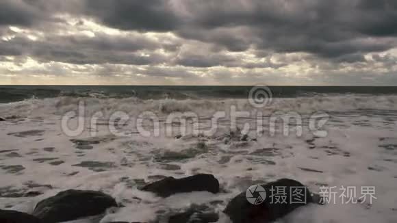 暴风雨过后海面上的波浪视频