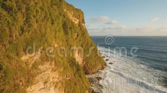 巴厘岛的洛基海岸线。 空中观景。