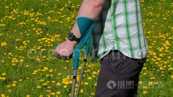 拄着拐杖的残疾人在蒲公英球场视频