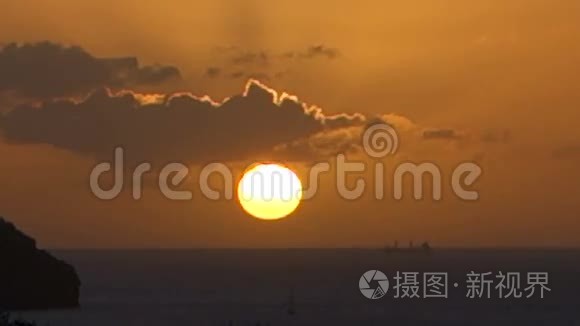 太阳在迎风的岛屿上落下视频