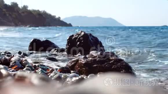 岩石海滩上的海浪