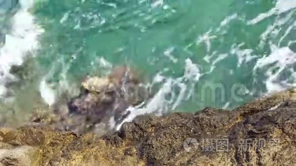 岩石海滩上的海浪